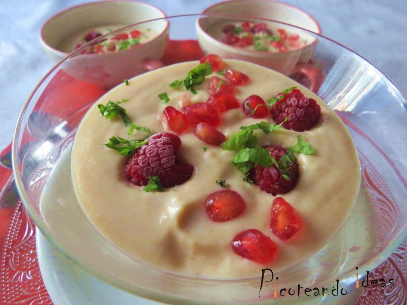 sopa de pera con frutos rojos